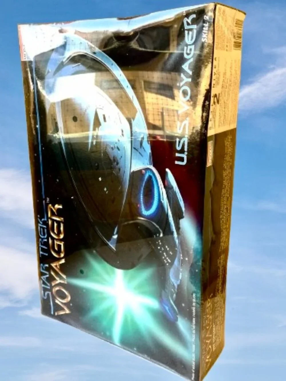 STAR TREK Vintage 1995 USS Voyager Monogram Model Kit New Sealed * dented box *